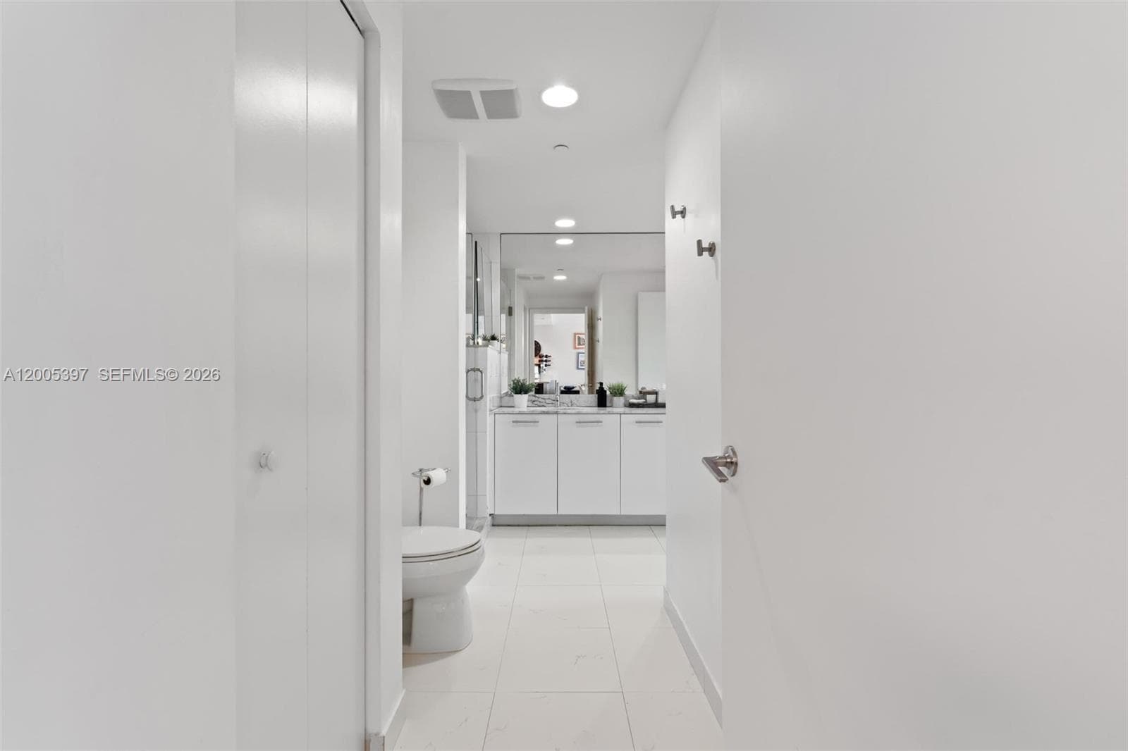 500 Brickell Ave # 1405, Miami FL 33131 — 32
