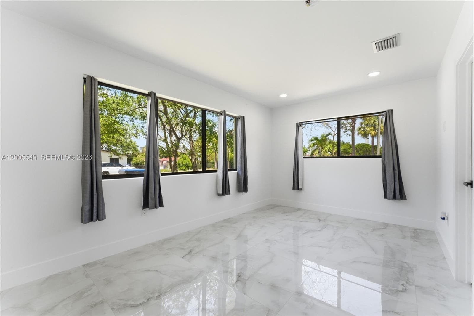 1810 NE 161st St, North Miami Beach FL 33162 — 18