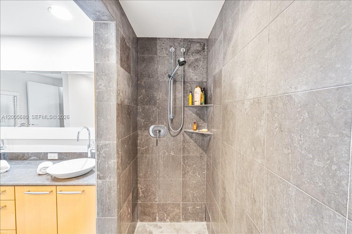 3801 Collins Ave # 1105, Miami Beach FL 33140 — 33