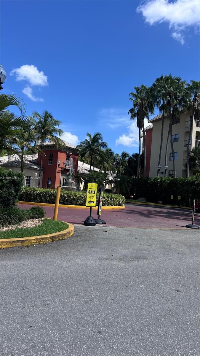 8290 Lake Dr # 108, Doral FL 33166 — 52