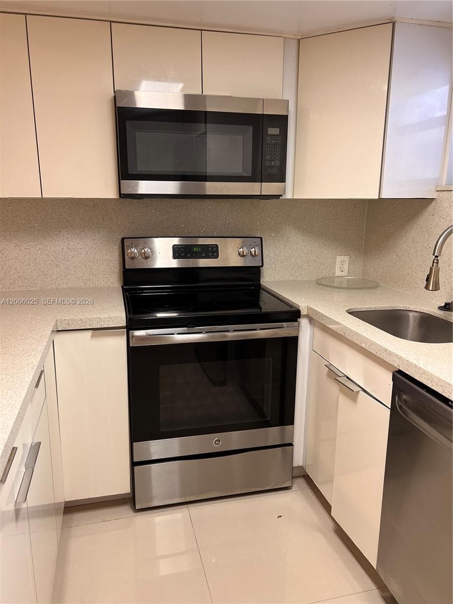8290 Lake Dr # 108, Doral FL 33166 — 14