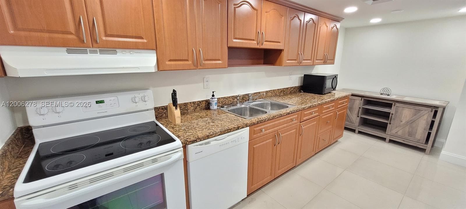 18011 Biscayne Blvd # 402, Aventura FL 33160 — 3