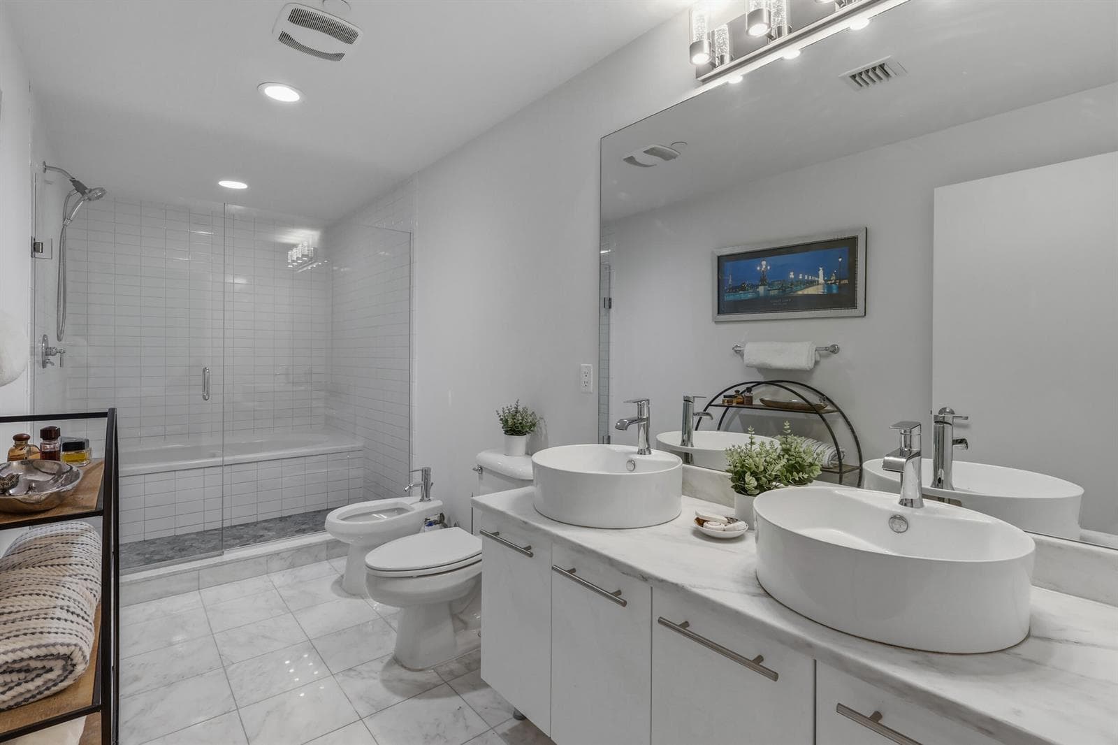 888 Biscayne Boulevard # 3702, Miami FL 33132 — 18