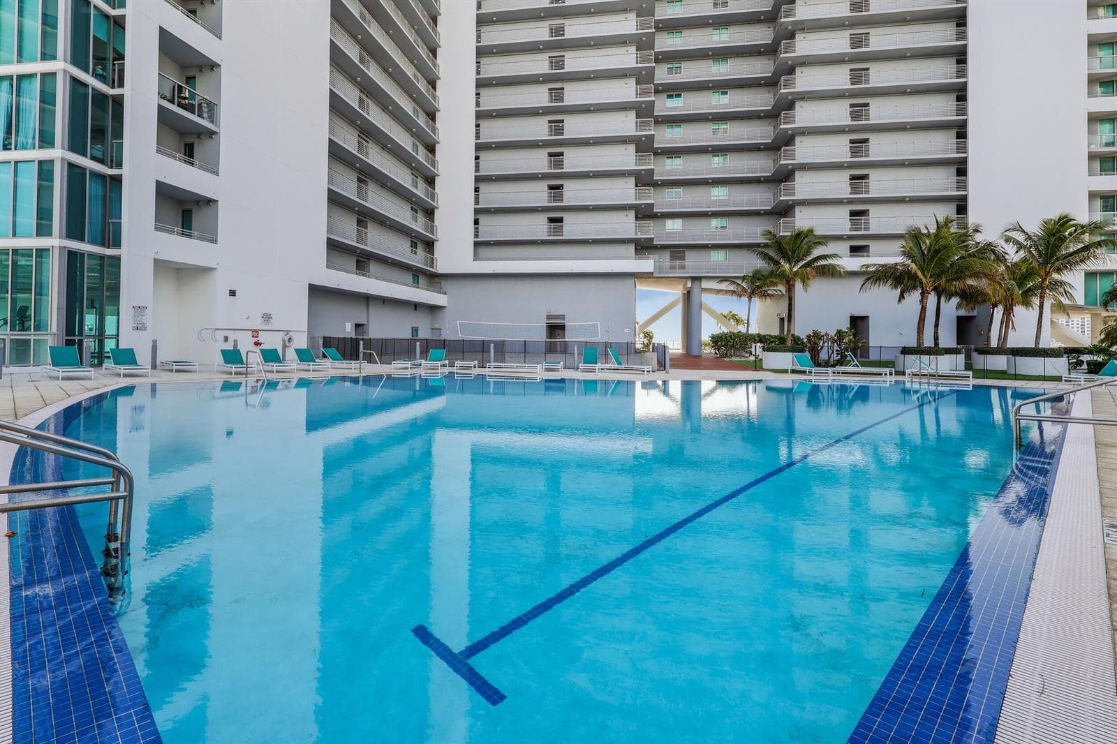 888 Biscayne Boulevard # 3702, Miami FL 33132 — 25