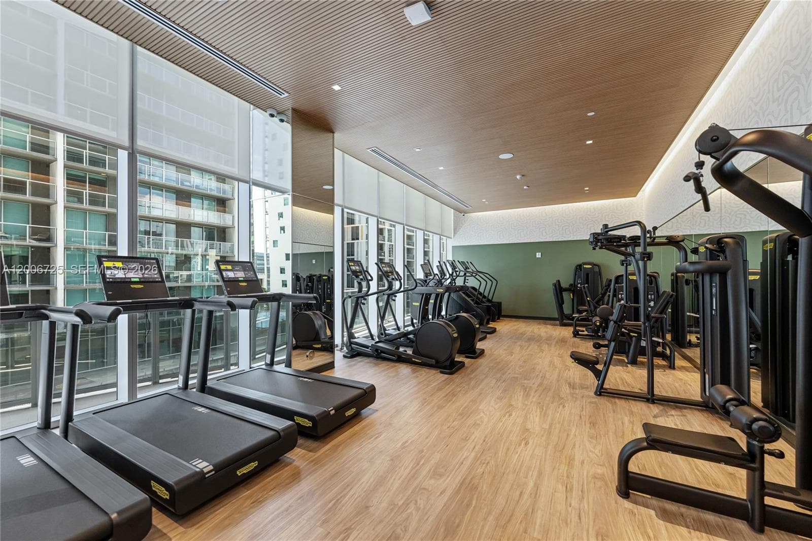 77 SE 5 # 1505, Miami FL 33131 — 16