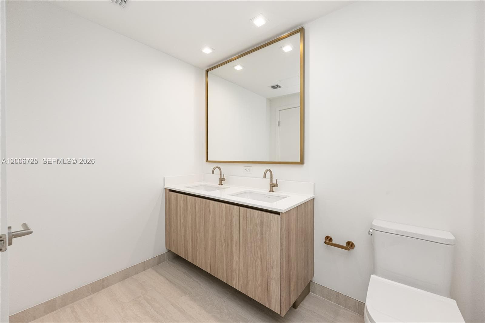77 SE 5 # 1505, Miami FL 33131 — 32
