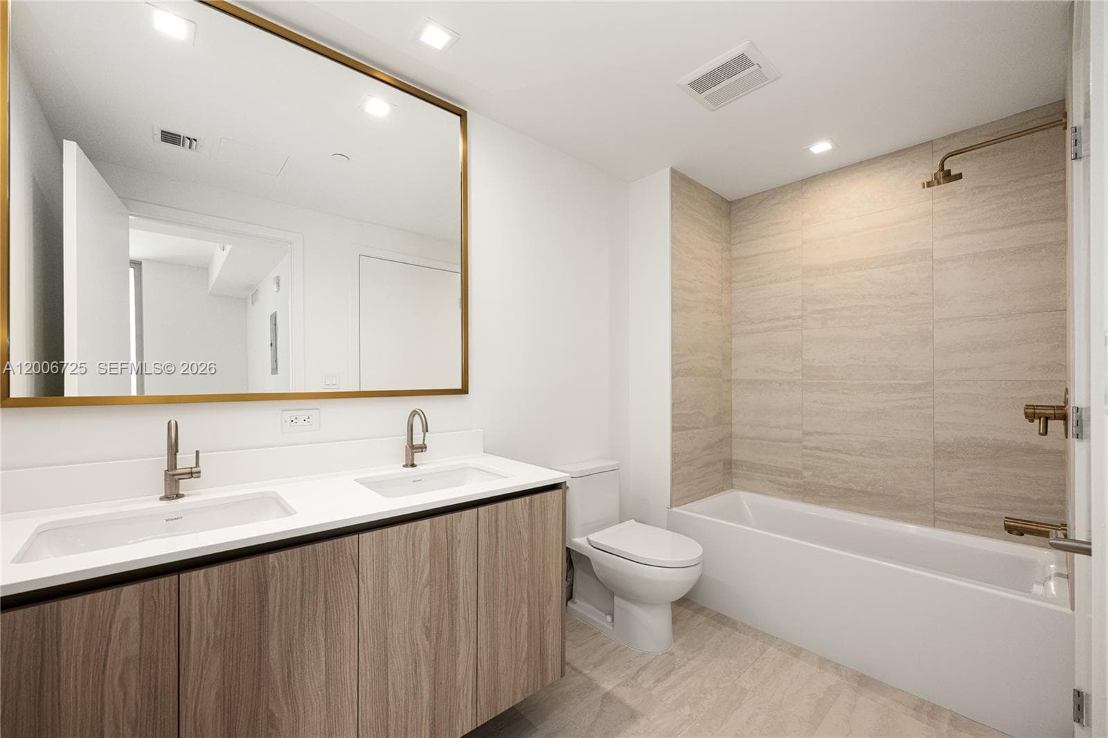77 SE 5 # 1505, Miami FL 33131 — 33