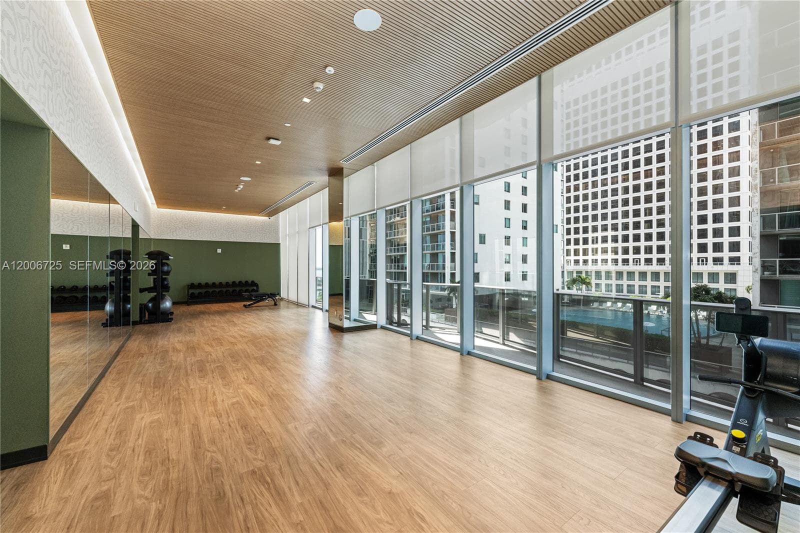 77 SE 5 # 1505, Miami FL 33131 — 15