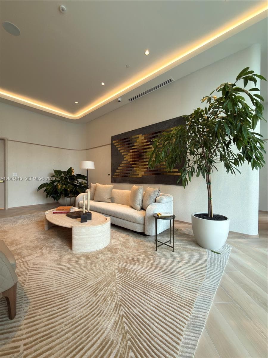 77 SE 5th St # 1602, Miami FL 33131 — 52