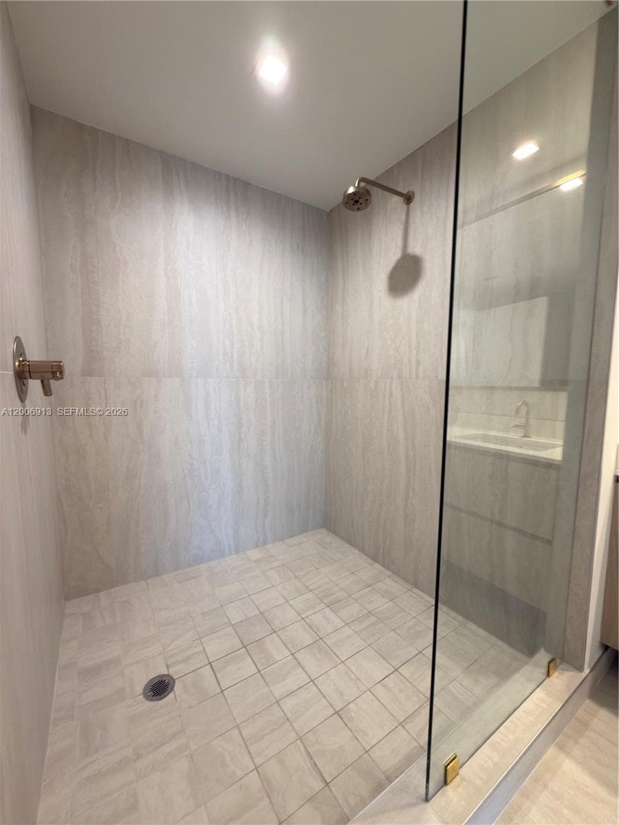 77 SE 5th St # 1602, Miami FL 33131 — 13