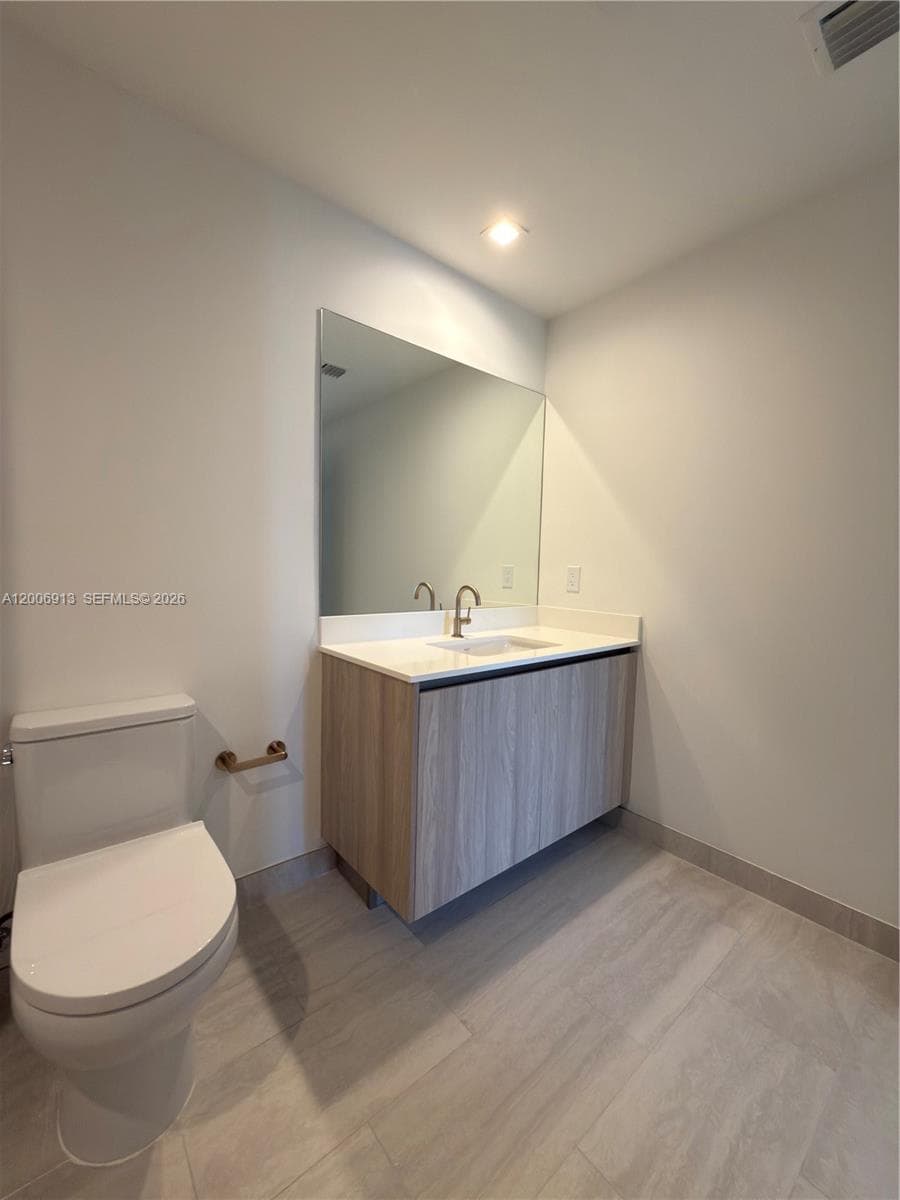 77 SE 5th St # 1602, Miami FL 33131 — 17