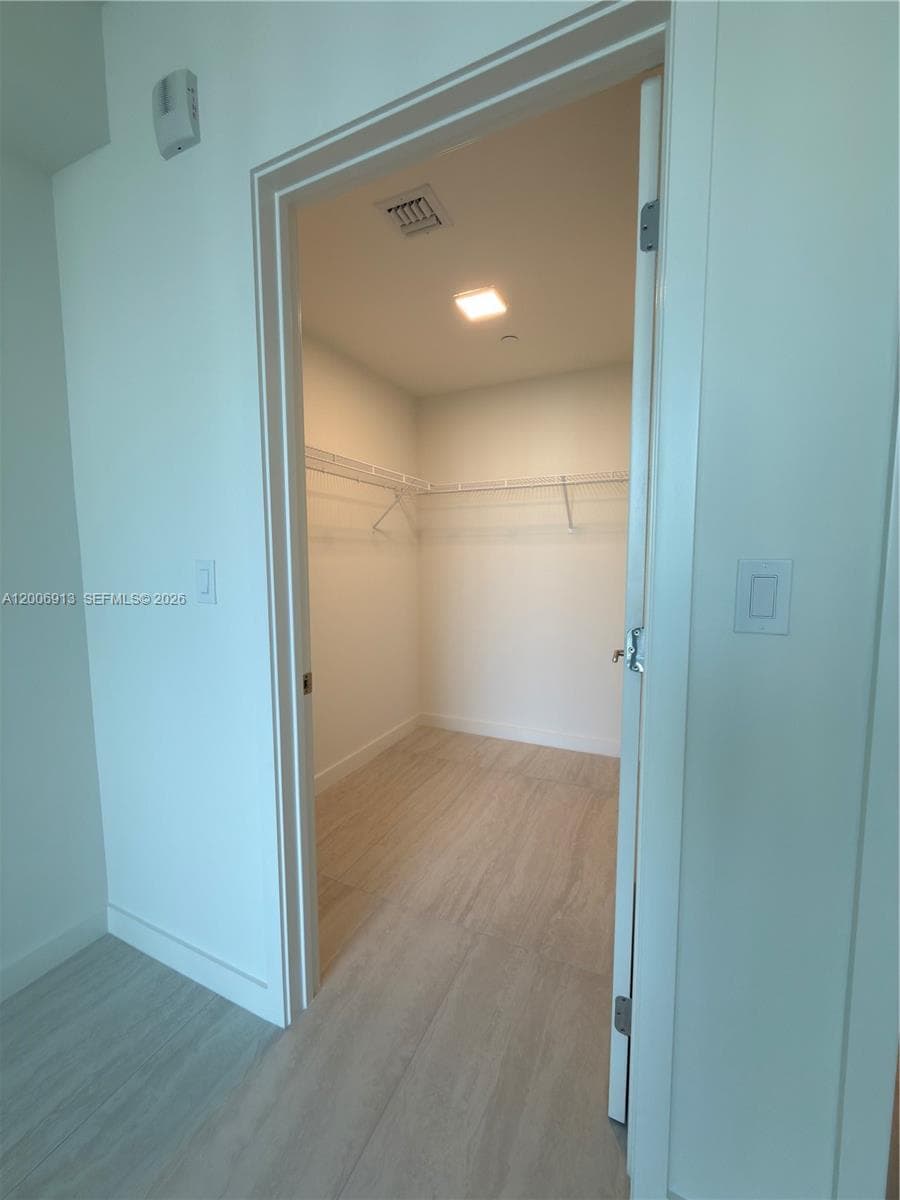 77 SE 5th St # 1602, Miami FL 33131 — 16