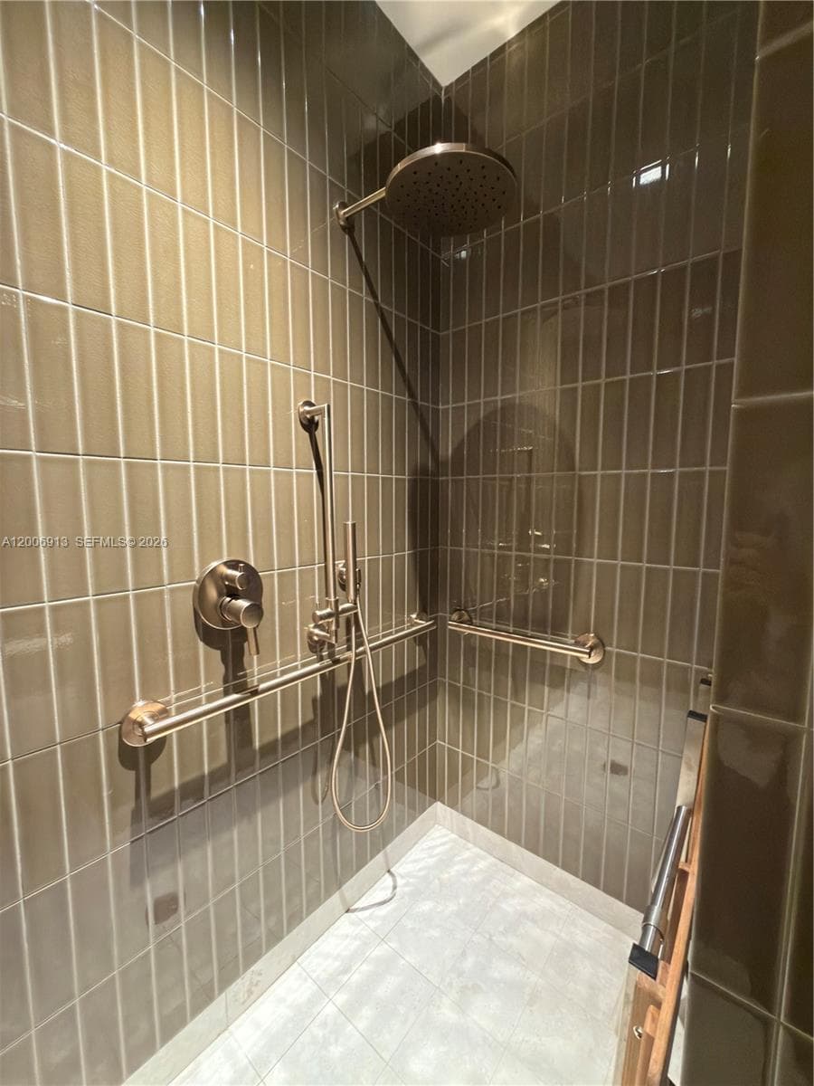 77 SE 5th St # 1602, Miami FL 33131 — 57