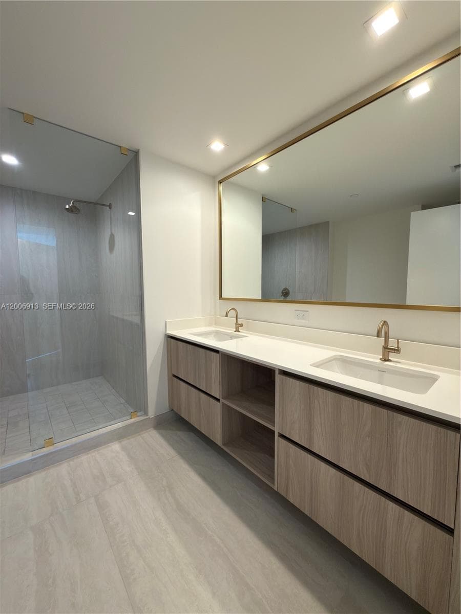 77 SE 5th St # 1602, Miami FL 33131 — 10