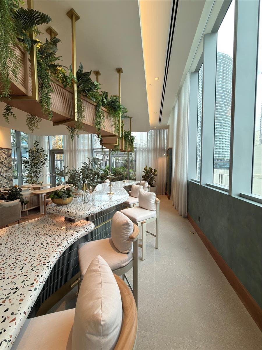 77 SE 5th St # 1602, Miami FL 33131 — 33