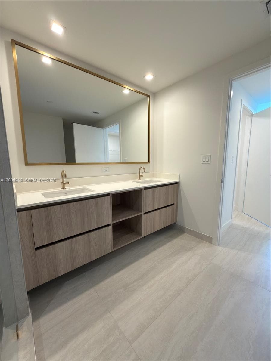 77 SE 5th St # 1602, Miami FL 33131 — 14