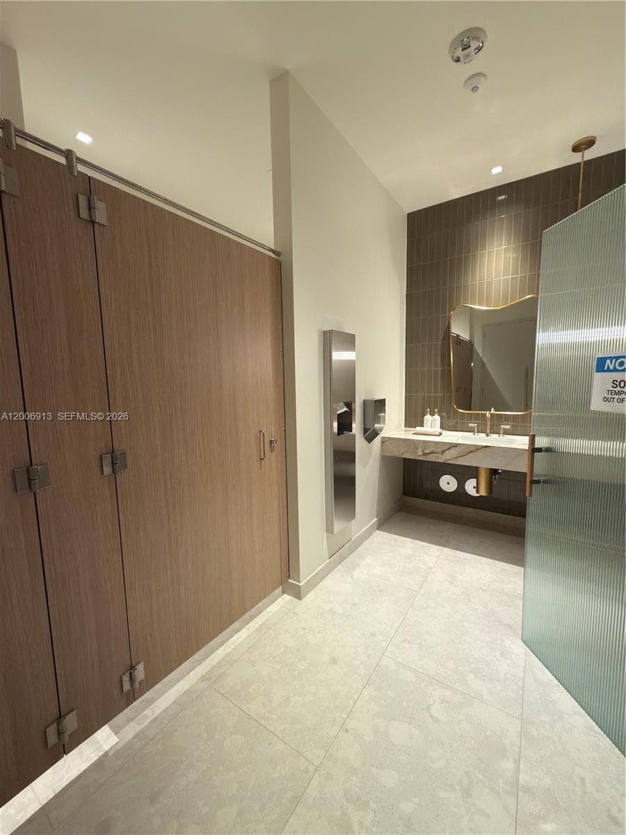 77 SE 5th St # 1602, Miami FL 33131 — 59
