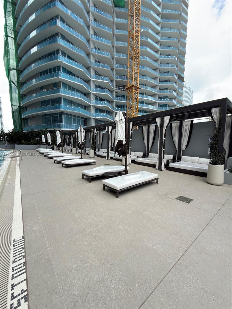 77 SE 5th St # 1602, Miami FL 33131 — 37