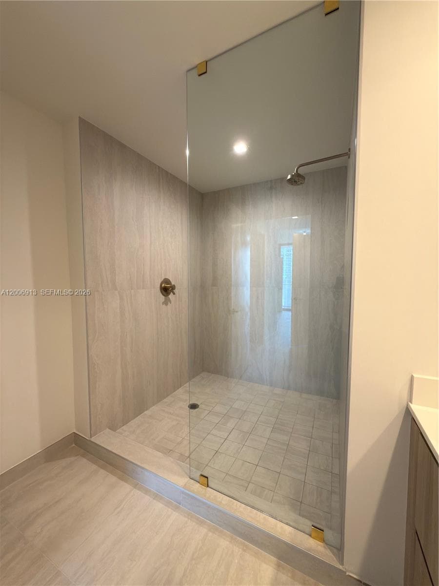 77 SE 5th St # 1602, Miami FL 33131 — 11
