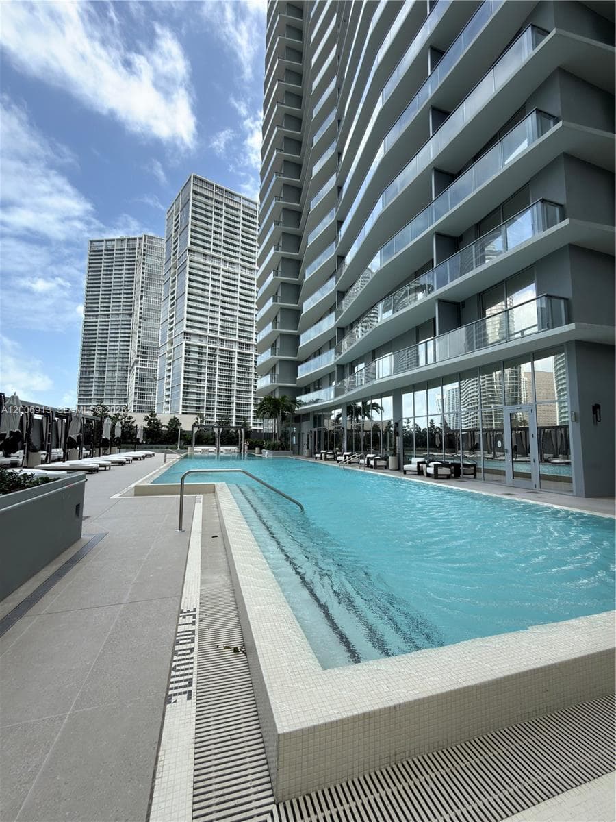 77 SE 5th St # 1602, Miami FL 33131 — 39