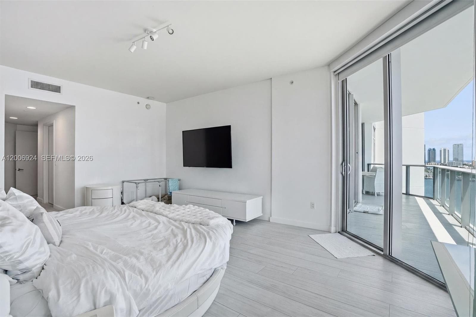 17301 Biscayne Blvd # 1905, North Miami Beach FL 33160 — 22