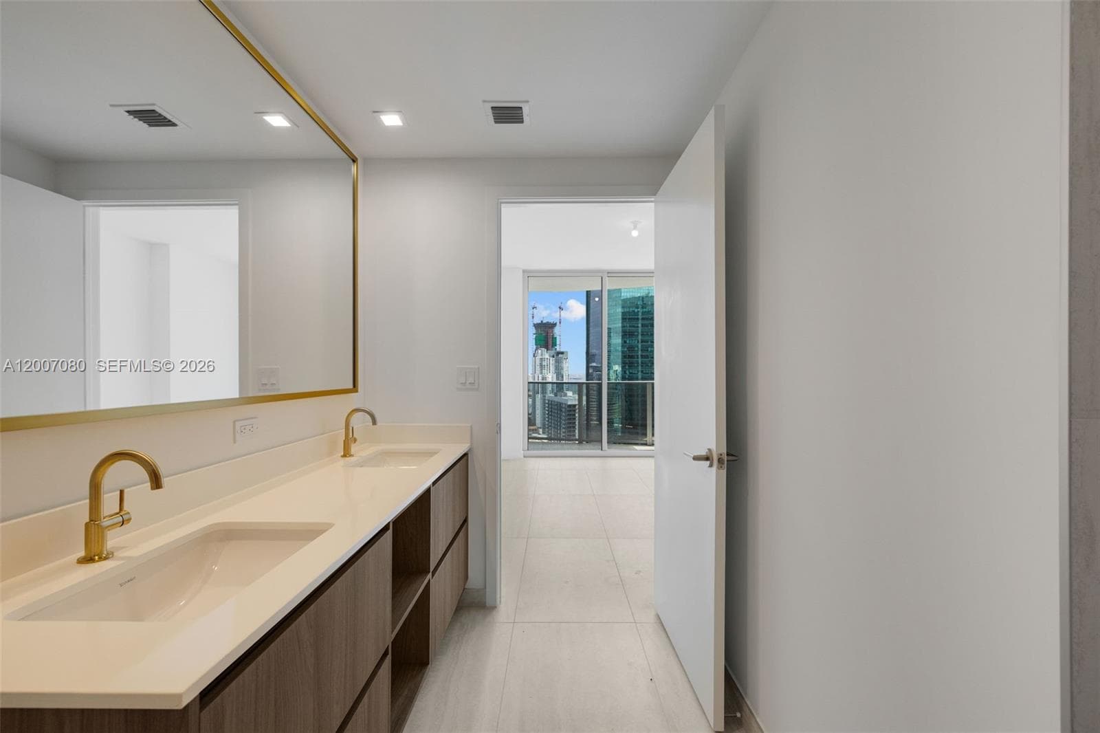 77 SE 5th St, Miami FL 33131 — 23