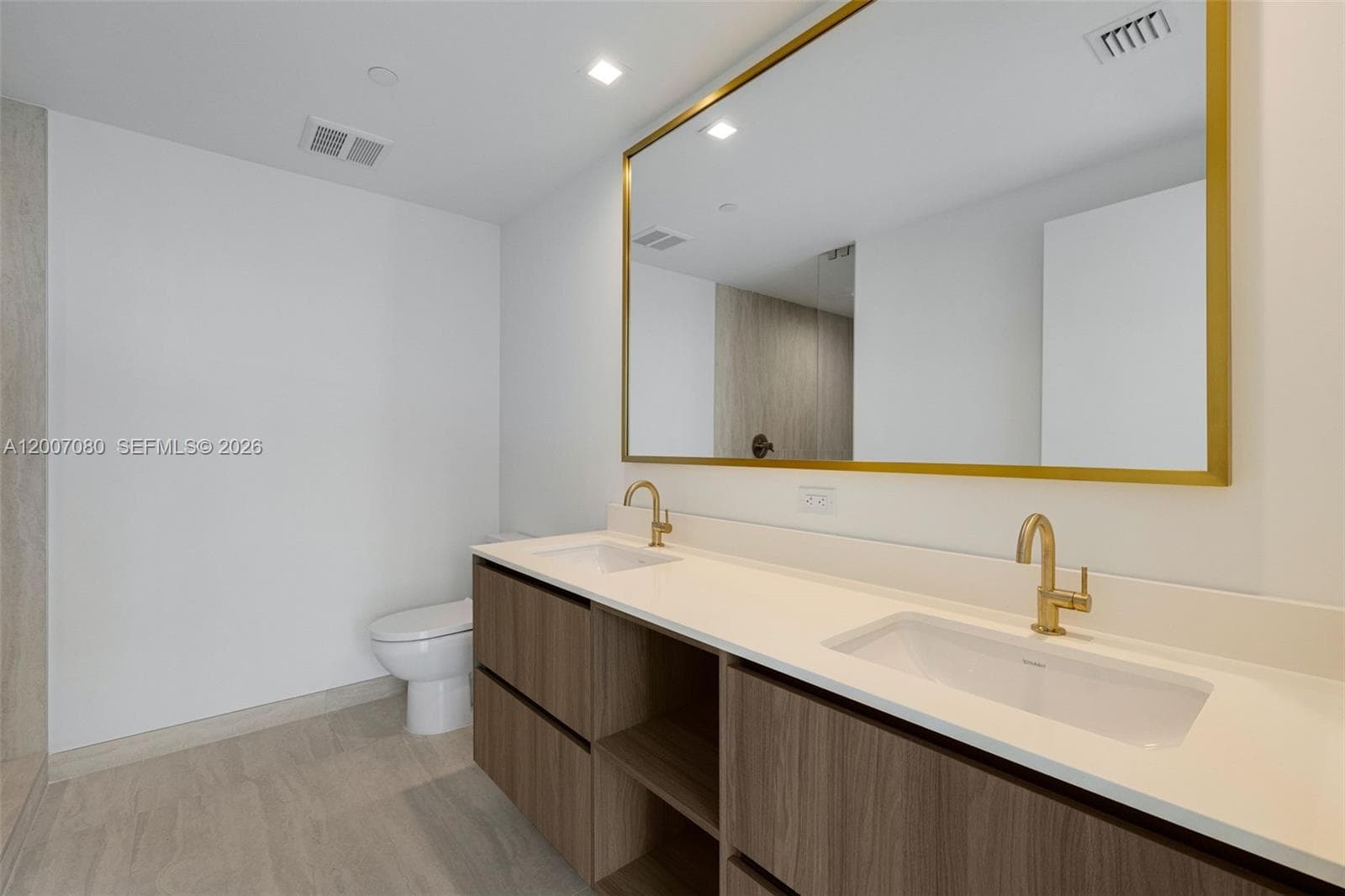 77 SE 5th St, Miami FL 33131 — 22