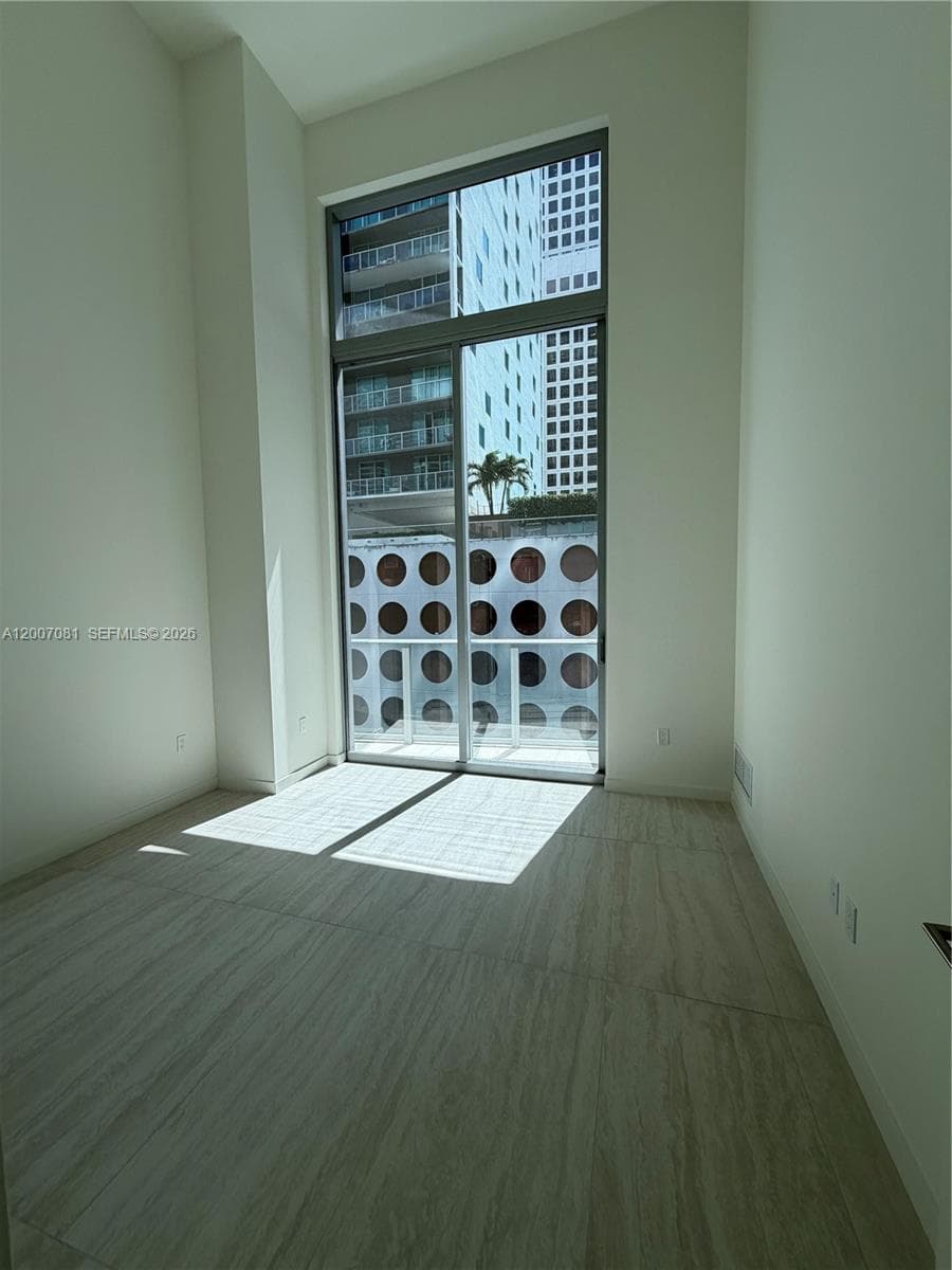 77 SE 5th Street # 1014, Miami FL 33131 — 25