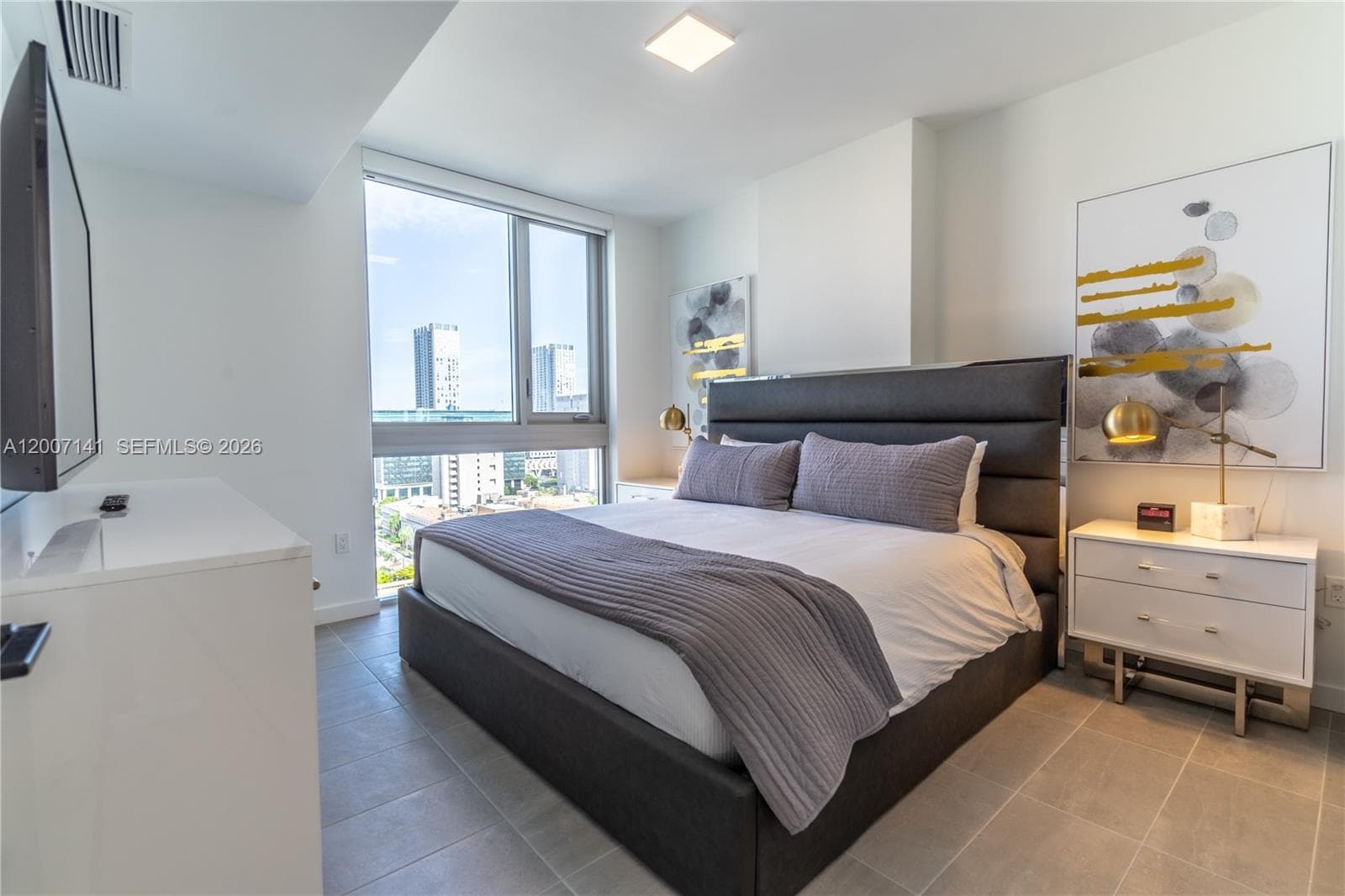 227 NE 2nd St # 2004, Miami FL 33132 — 27