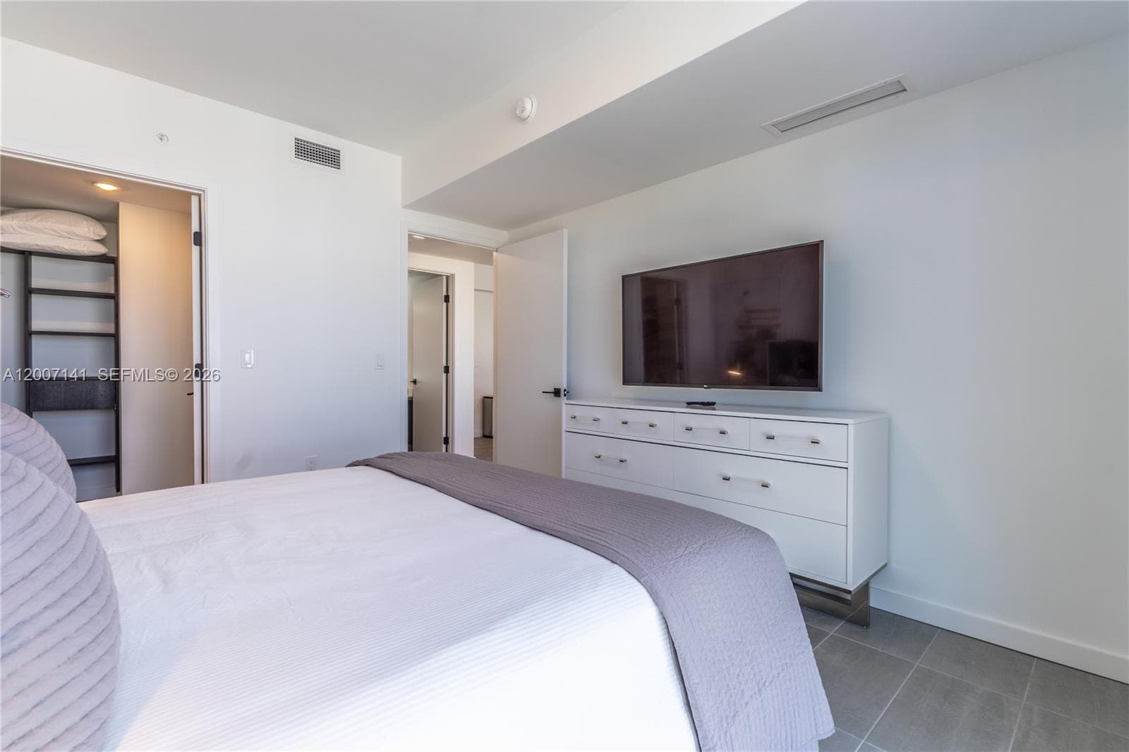 227 NE 2nd St # 2004, Miami FL 33132 — 25
