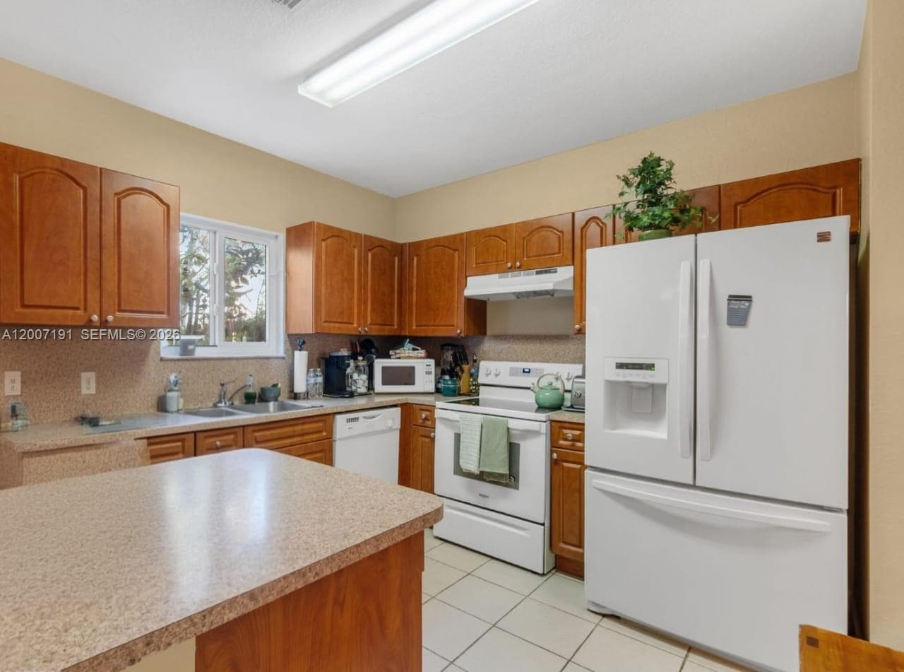 8546 SW 214th Way, Cutler Bay FL 33189 — 8