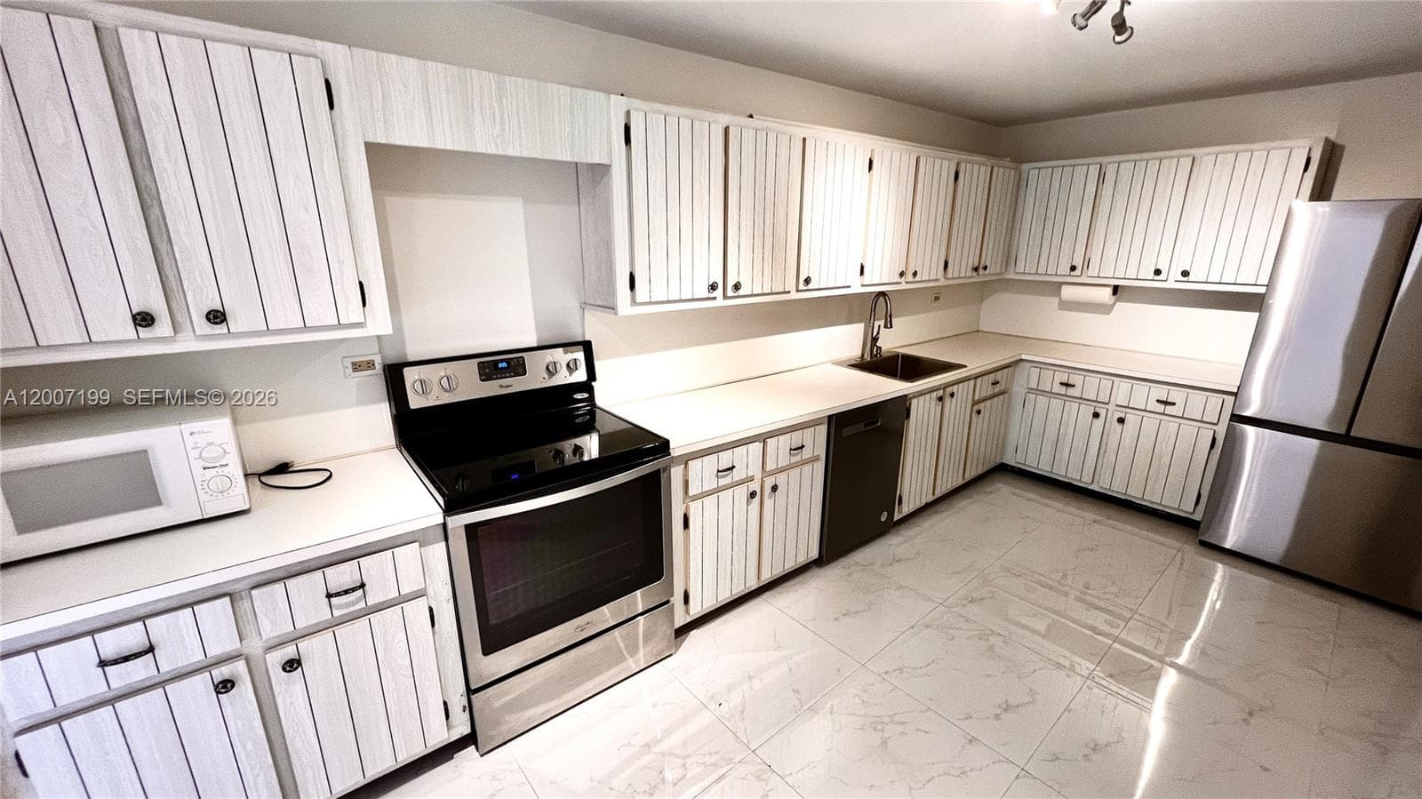 6039 Collins Ave # 520, Miami Beach FL 33140 — 6