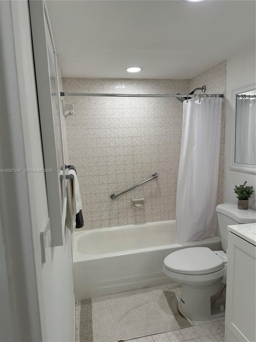 2100 Sans Souci Blvd # B811, North Miami FL 33181 — 18