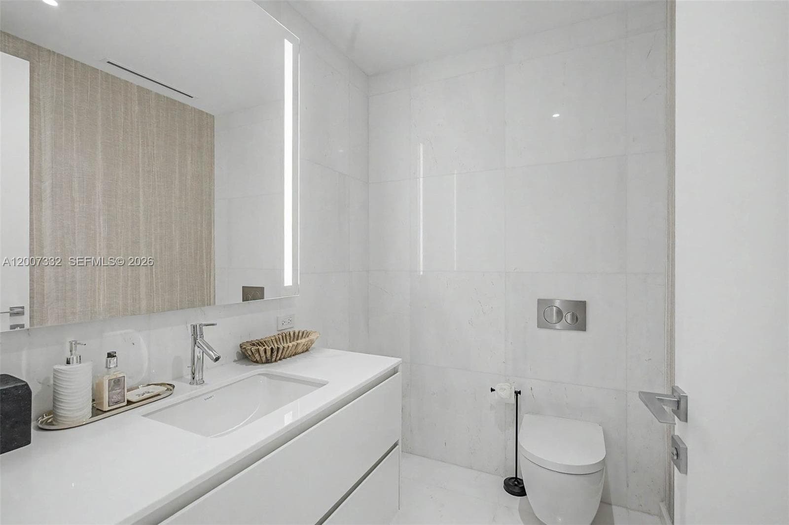 300 Biscayne Blvd Way # 3203, Miami FL 33131 — 23
