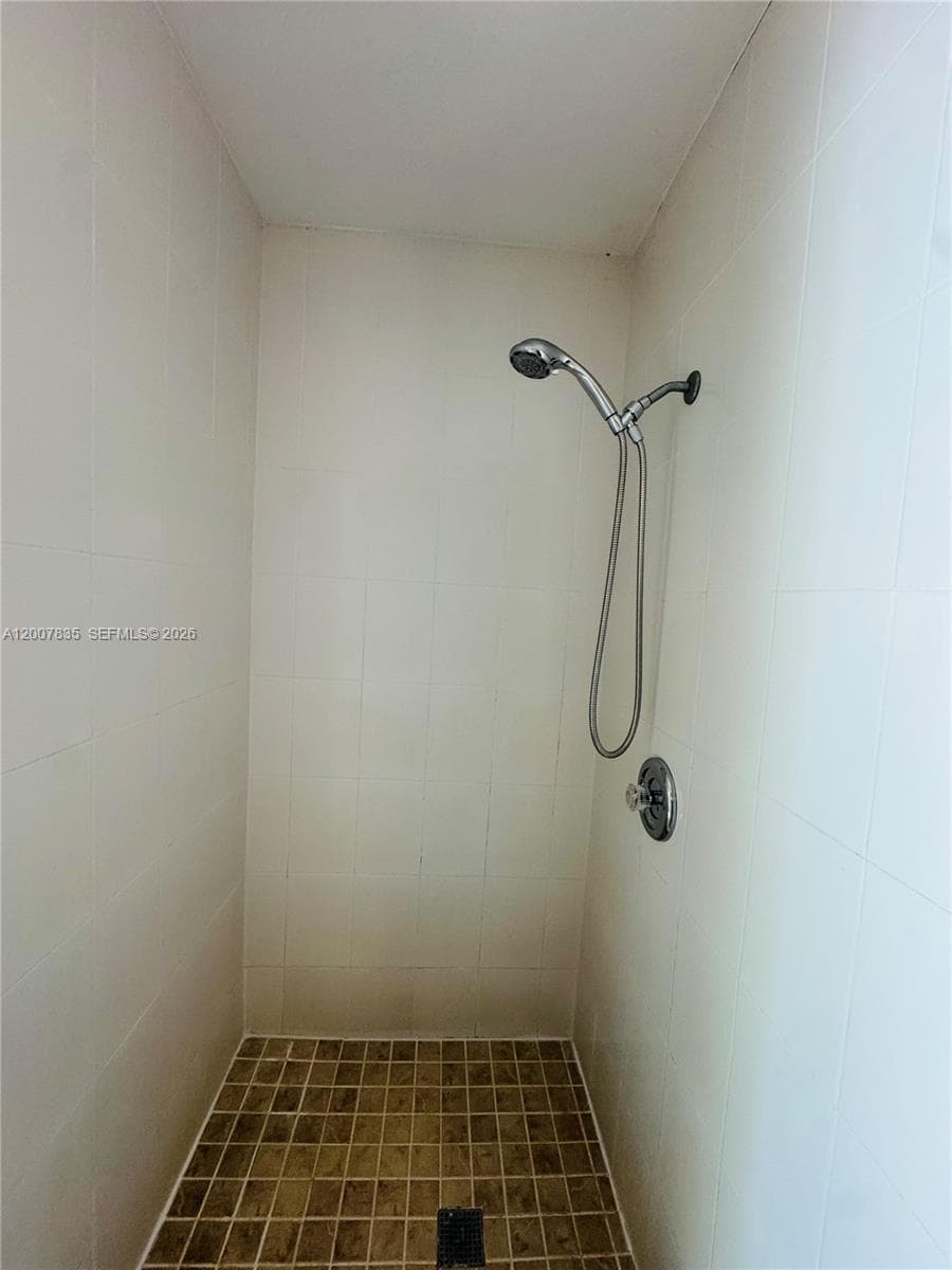 2816 Pine Tree Dr # 3, Miami Beach FL 33140 — 12