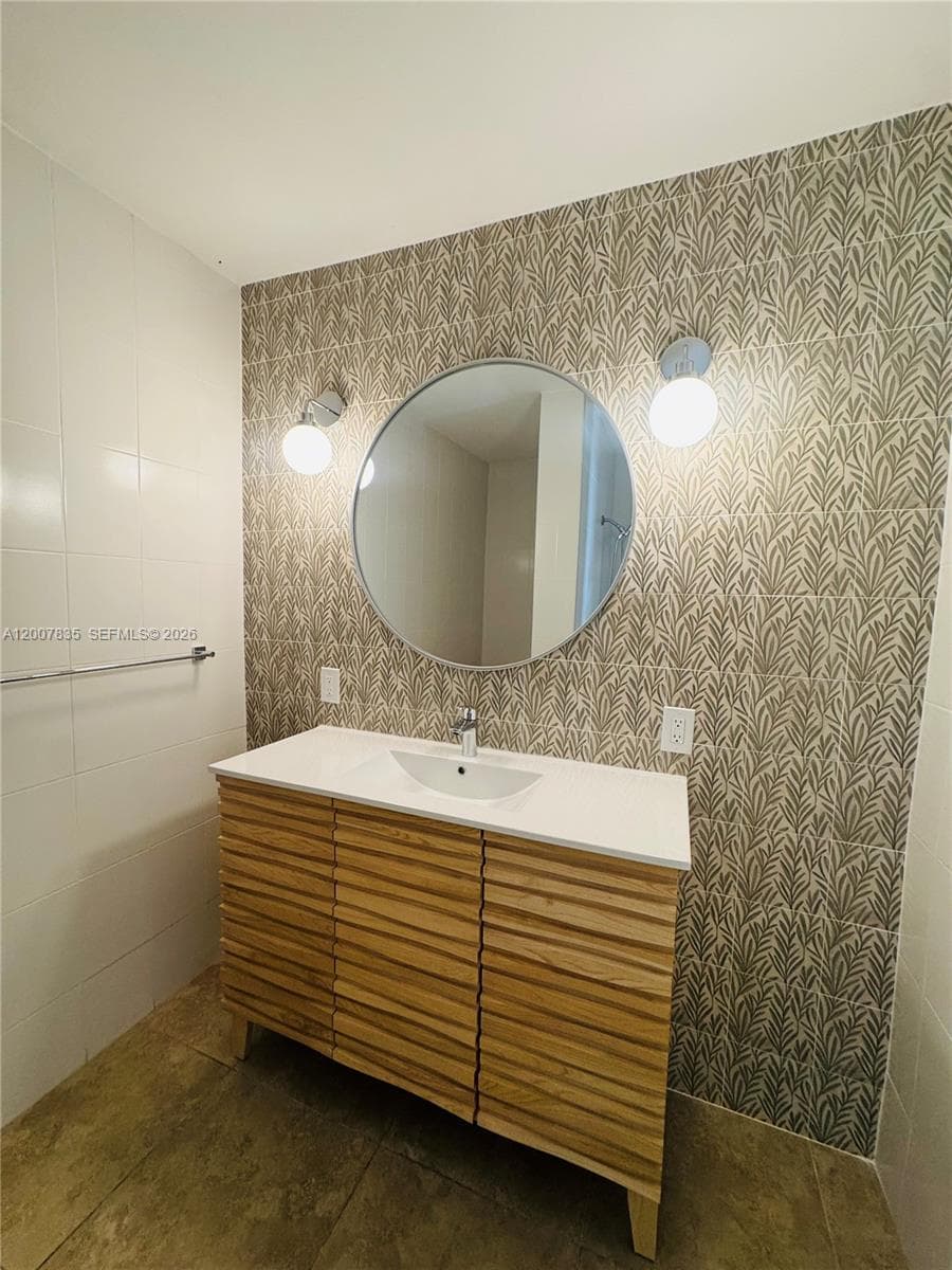 2816 Pine Tree Dr # 3, Miami Beach FL 33140 — 11