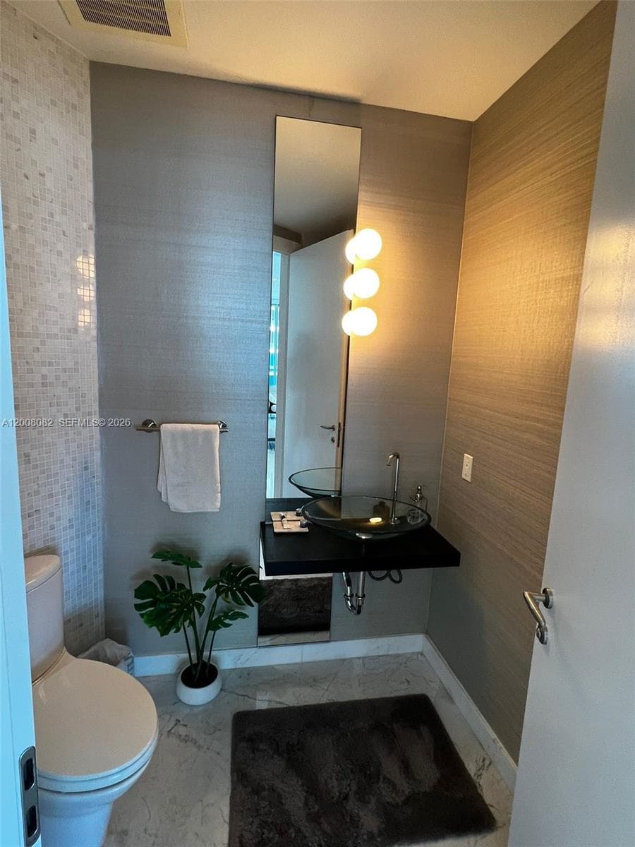 200 Biscayne Boulevard Way # 5001, Miami FL 33131 — 33