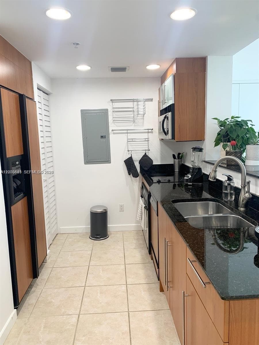 335 S Biscayne Blvd # 1106, Miami FL 33131 — 16
