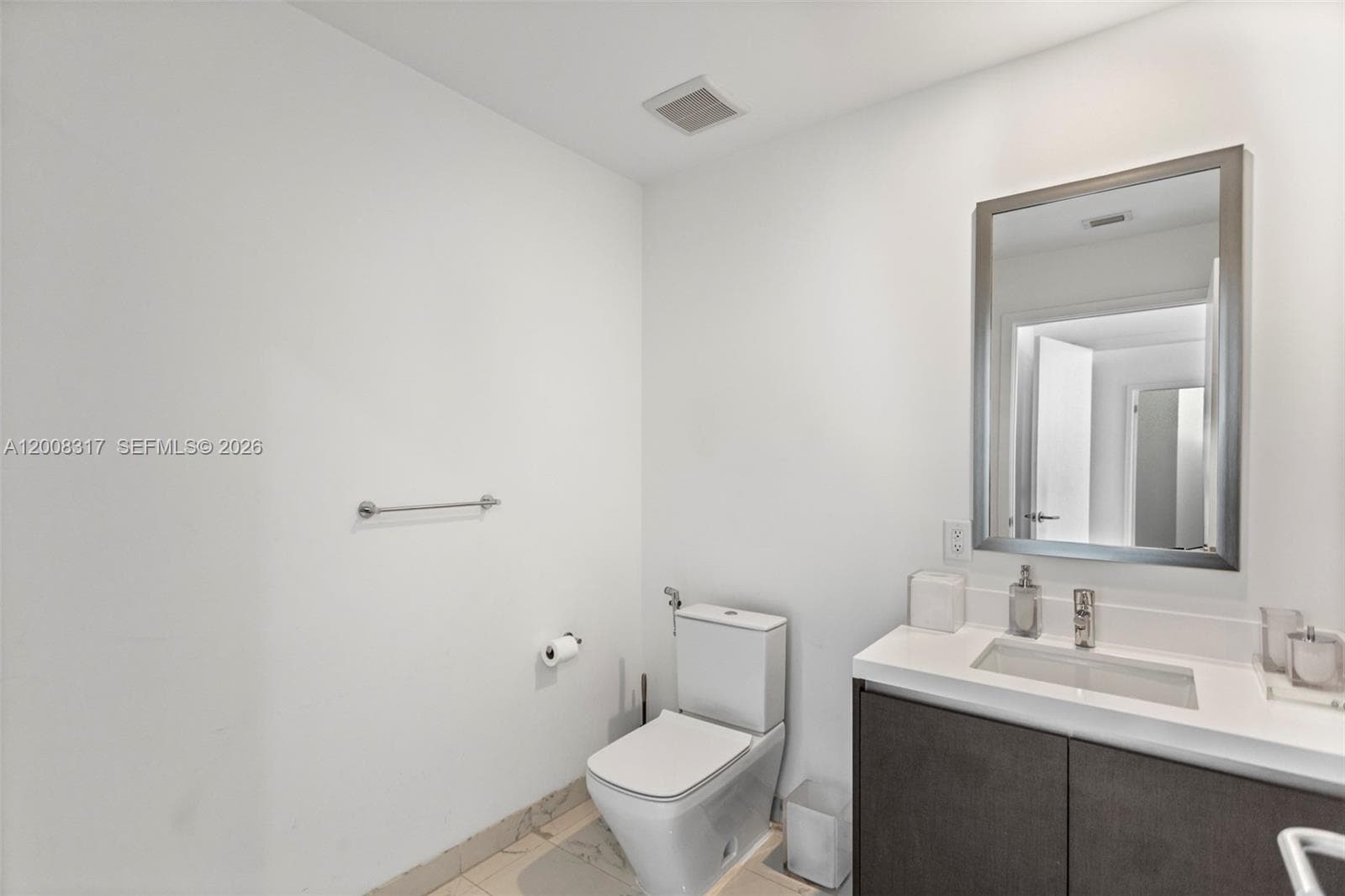 851 NE 1st Ave # 3707, Miami FL 33132 — 17