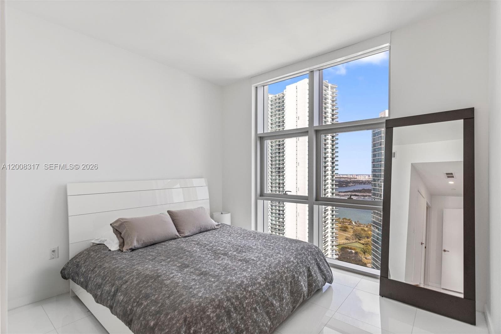 851 NE 1st Ave # 3707, Miami FL 33132 — 16