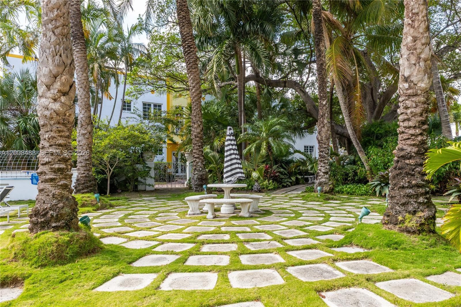 2445 Lake Pancoast Dr # M, Miami Beach FL 33140 — 26