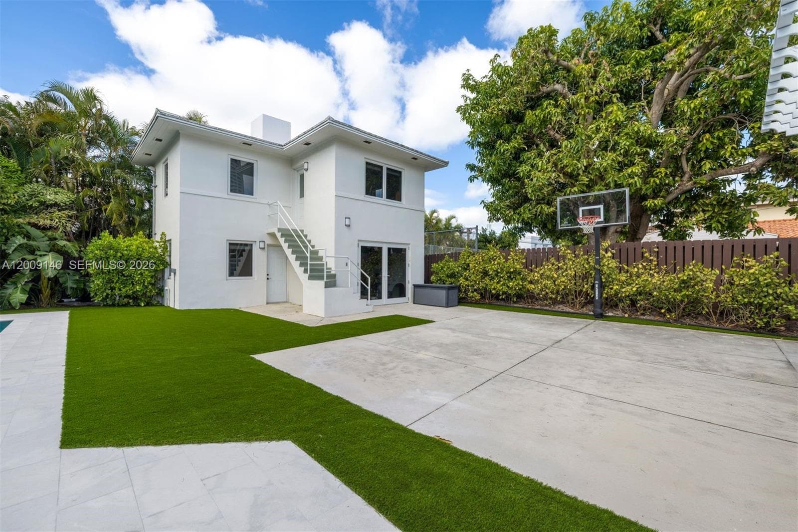 4340 Pine Tree Dr, Miami Beach FL 33140 — 27