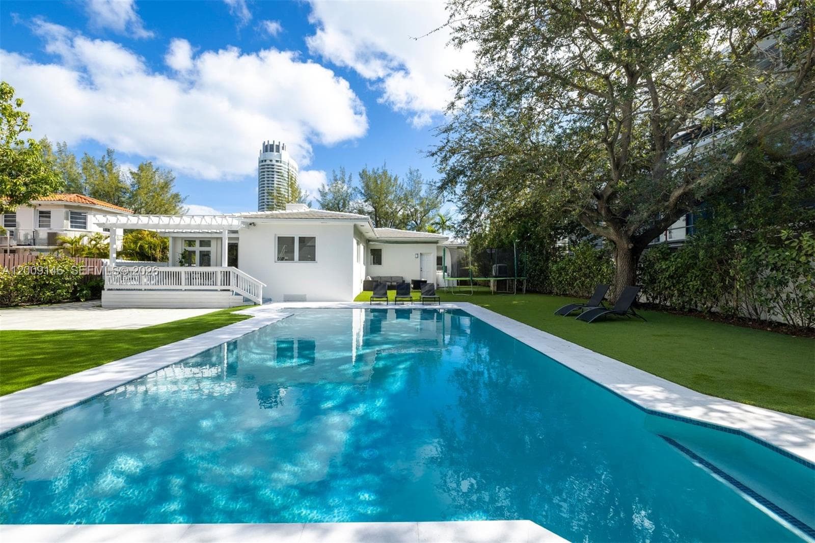 4340 Pine Tree Dr, Miami Beach FL 33140 — 30