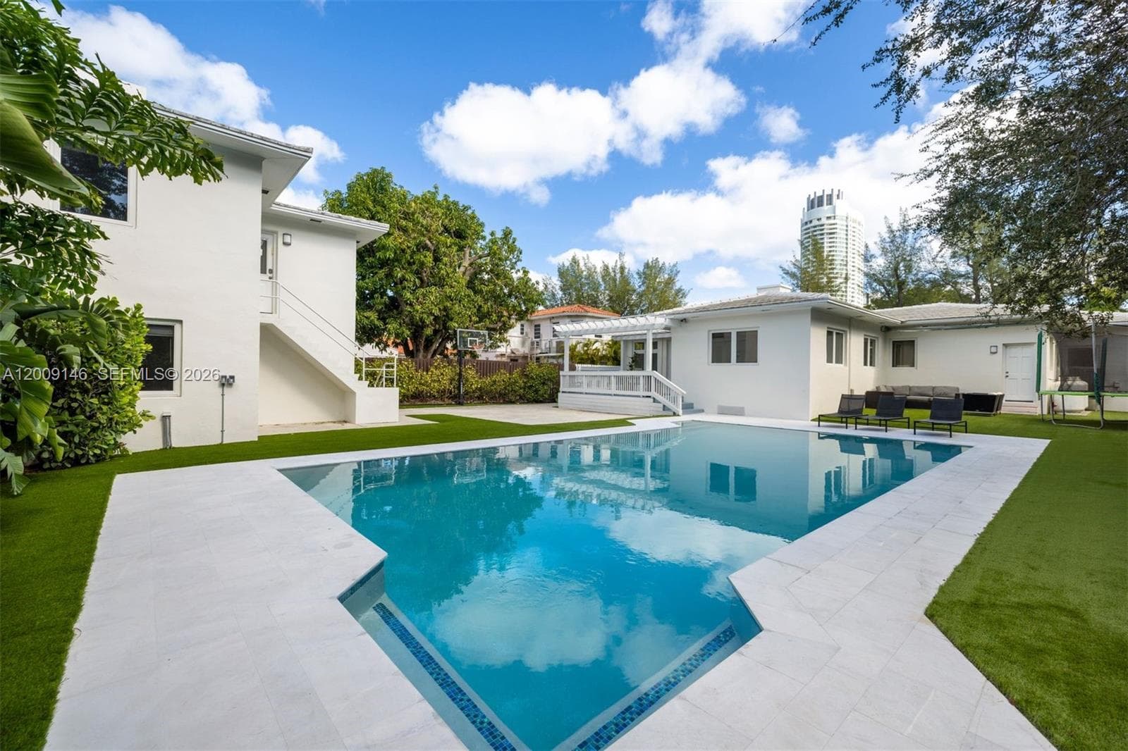 4340 Pine Tree Dr, Miami Beach FL 33140 — 29