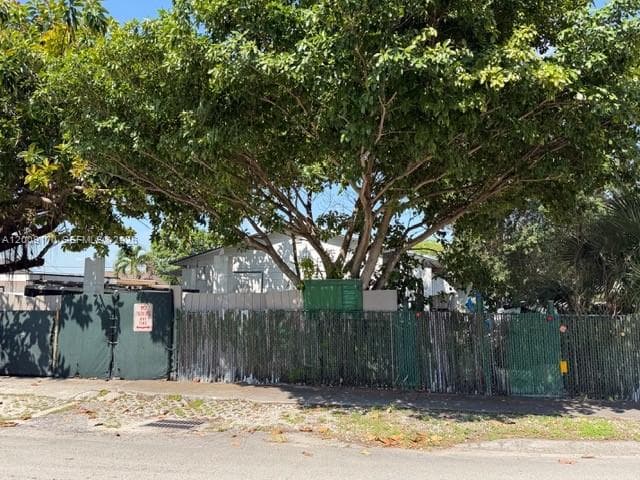 890 E 52nd St, Hialeah FL 33013 — 2