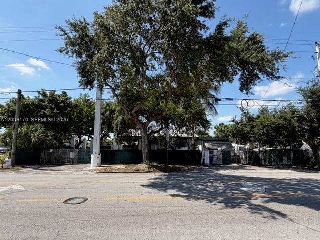 890 E 52nd St, Hialeah FL 33013 — 1
