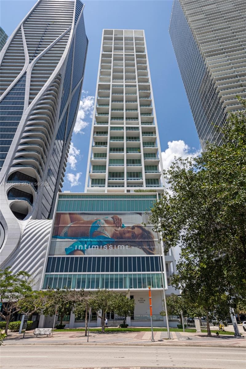 1040 Biscayne Blvd # 3607, Miami FL 33132 — 33