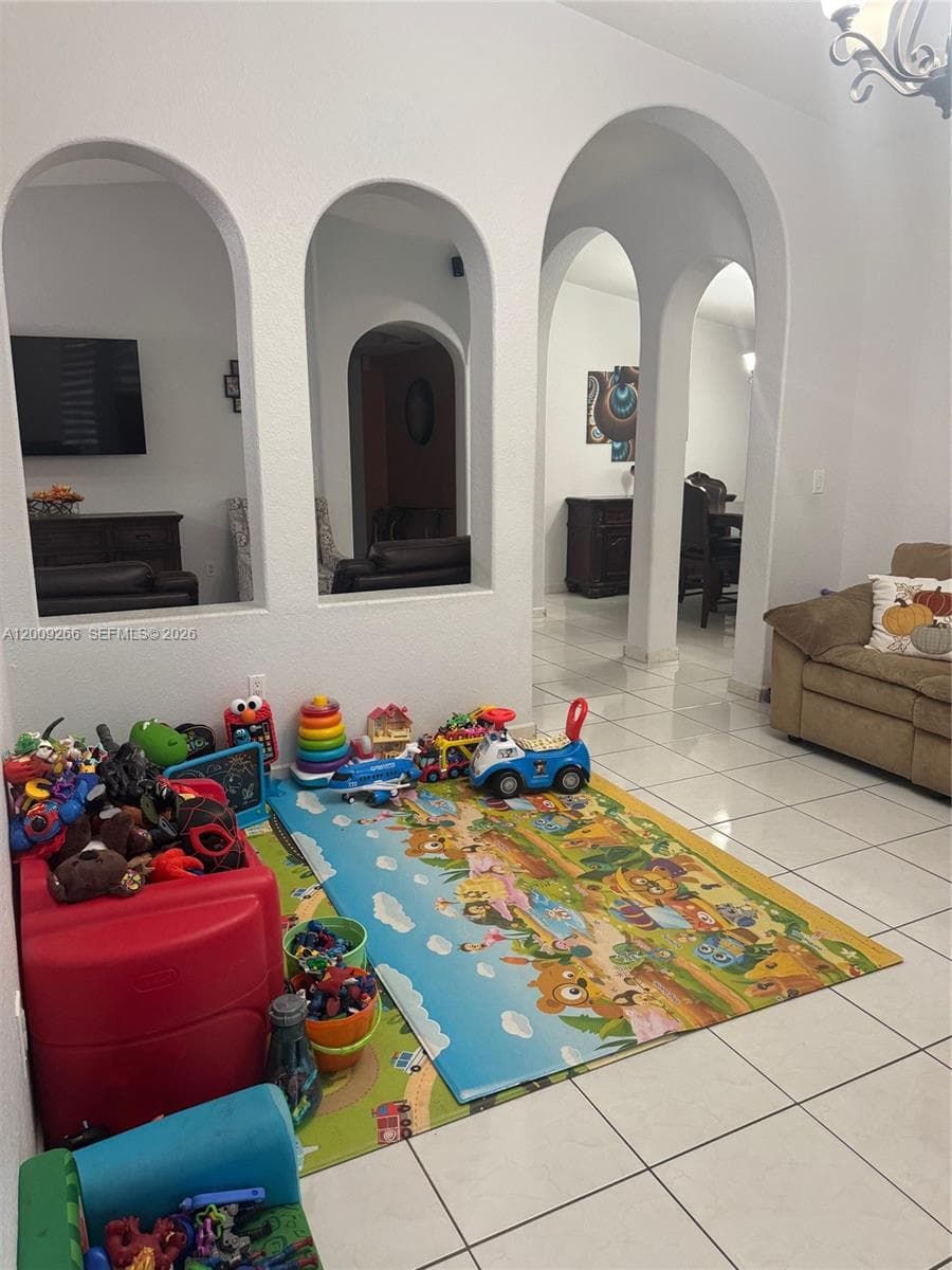 8748 NW 143rd Ter, Miami Lakes FL 33018 — 17