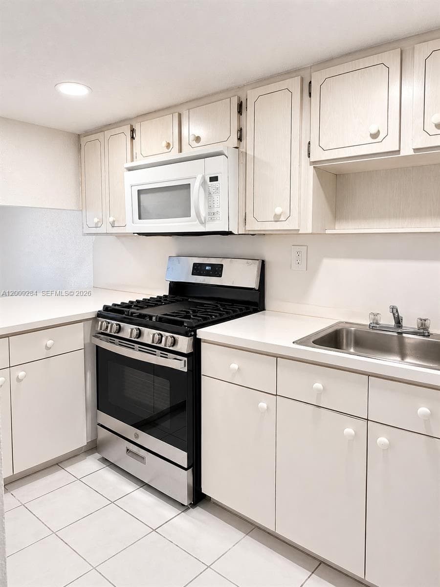 1300 W 47th Pl # 218A, Hialeah FL 33012 — 6