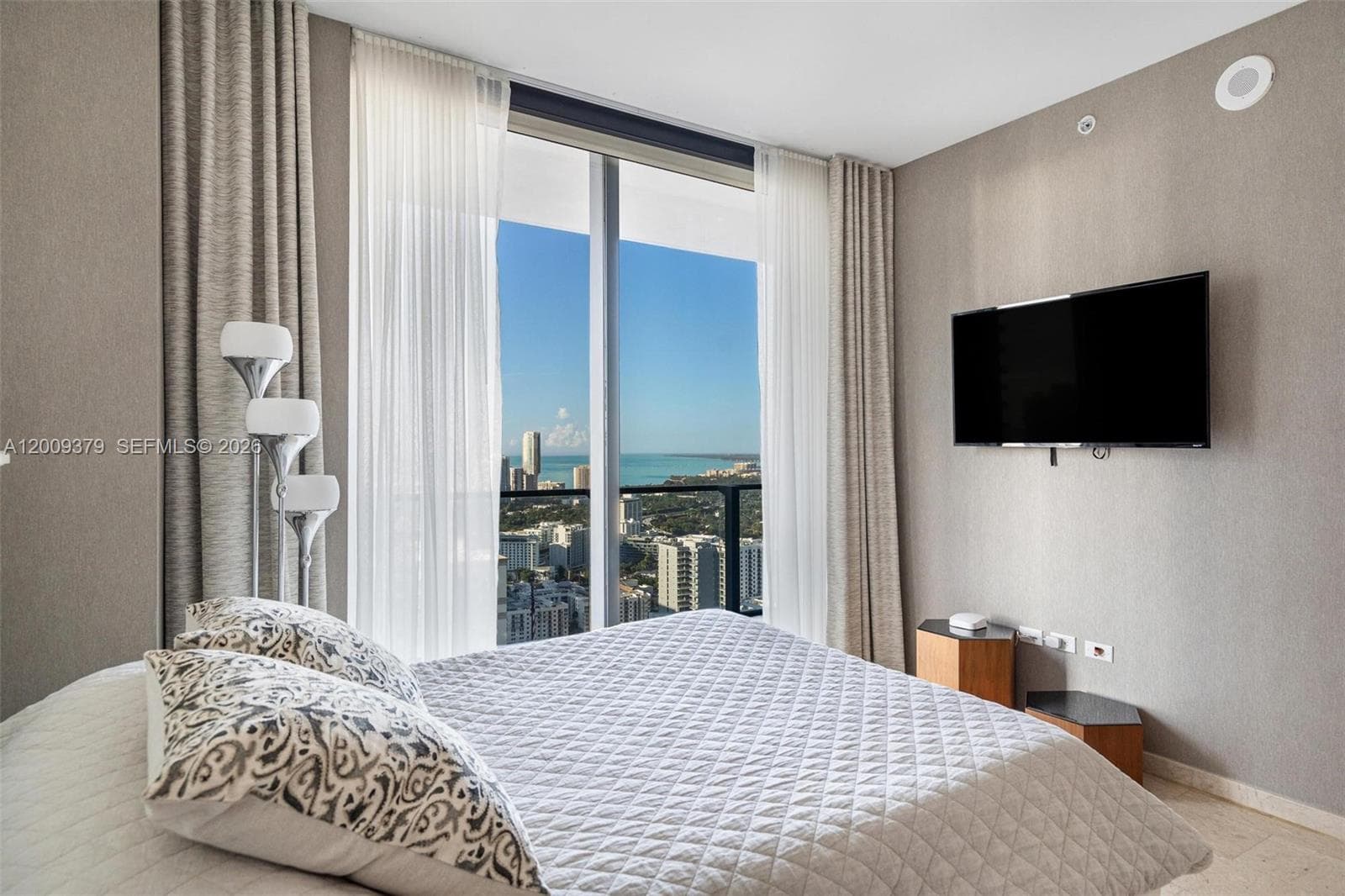 88 SW 7th St # 3801, Miami FL 33130 — 33